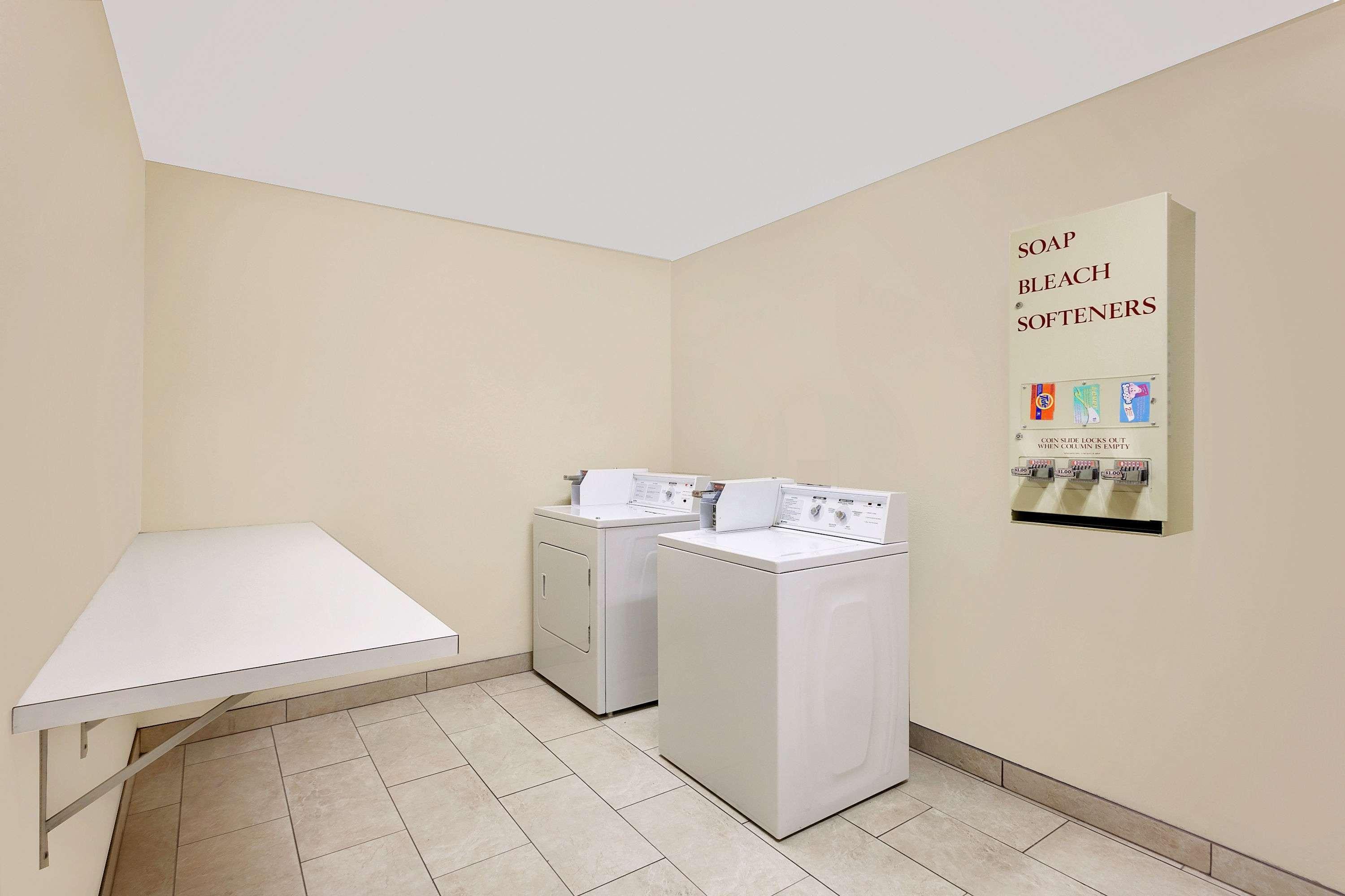 Super 8 by Wyndham Lebanon Hotel Bagian luar foto