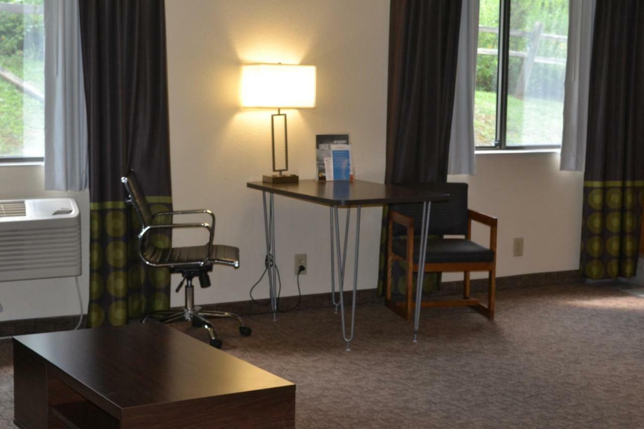 Super 8 by Wyndham Lebanon Hotel Bagian luar foto