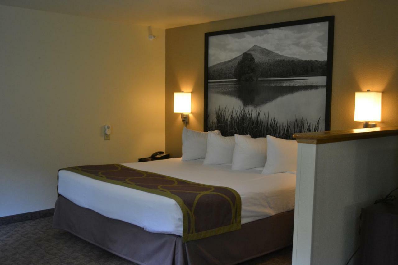 Super 8 by Wyndham Lebanon Hotel Bagian luar foto